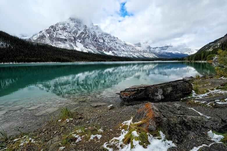 Blick auf einen der Waterfowl Lakes im Banff National Park in Kanada