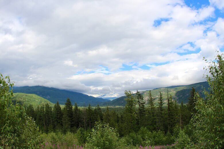 Blick vom Whistlers Campingplatz auf die Täler des kanadischen Jasper National Parks