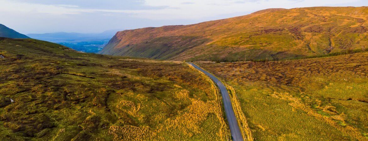 Straße in den Bergen von Gallway County bei Sonnenuntergang