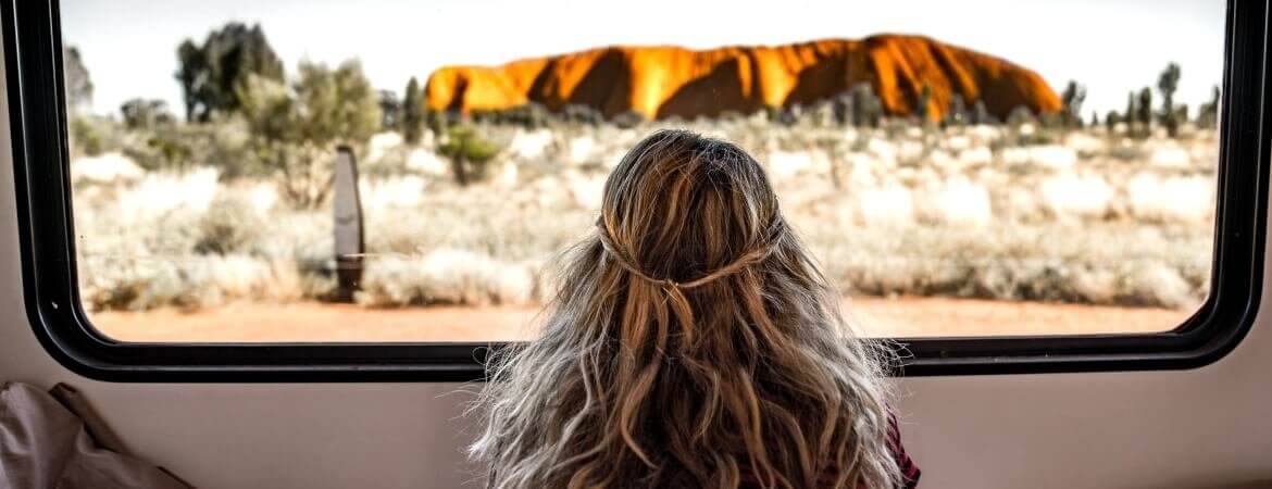 Blick vom Wohnmobil auf den Ayers Rock in Australien