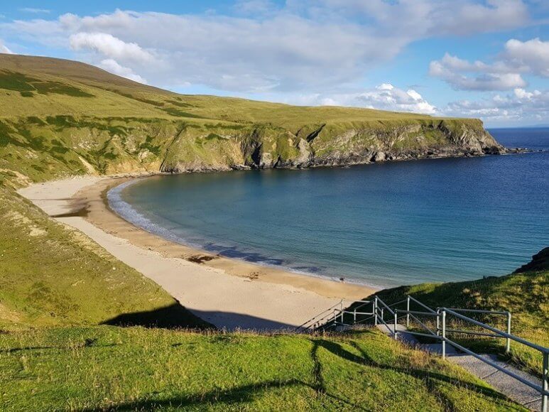 Blick über den Silver Strand und das Meer in Irland