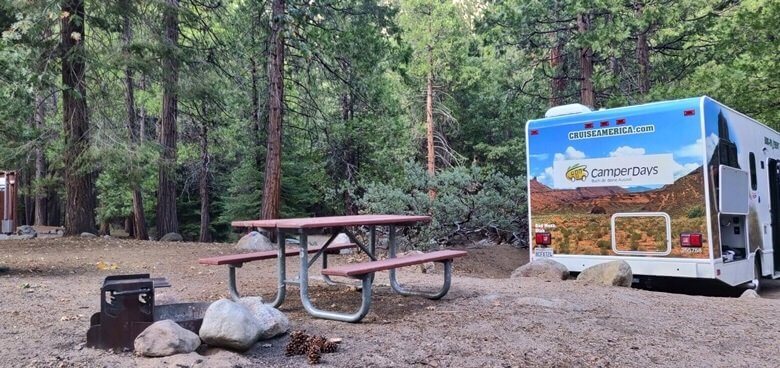 Wohnmobil auf einem Campingplatz in den USA