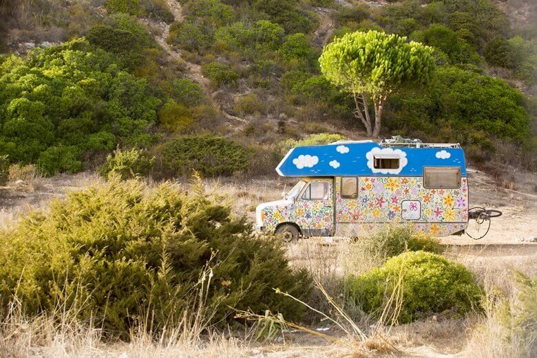 Mit dem Retro-Wohnmobil durch Portugals Landschaft