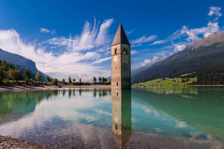 Blick auf den Turm von Graun im Reschensee.