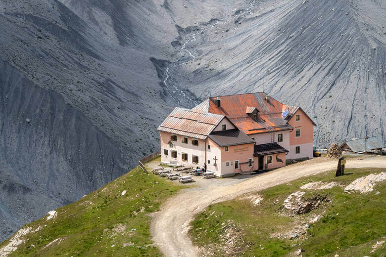 Schaubachhütte vor dem Gletscher des Ortlers