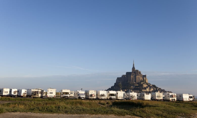 Wohnmobile vor dem Mont Sant Michel in der Normandie