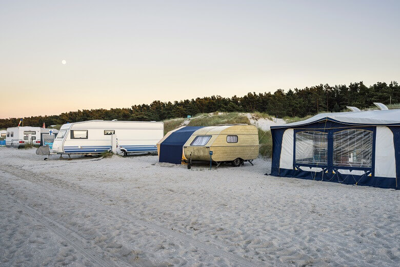 Campingplatz auf der Halbinsel Darß am Meer