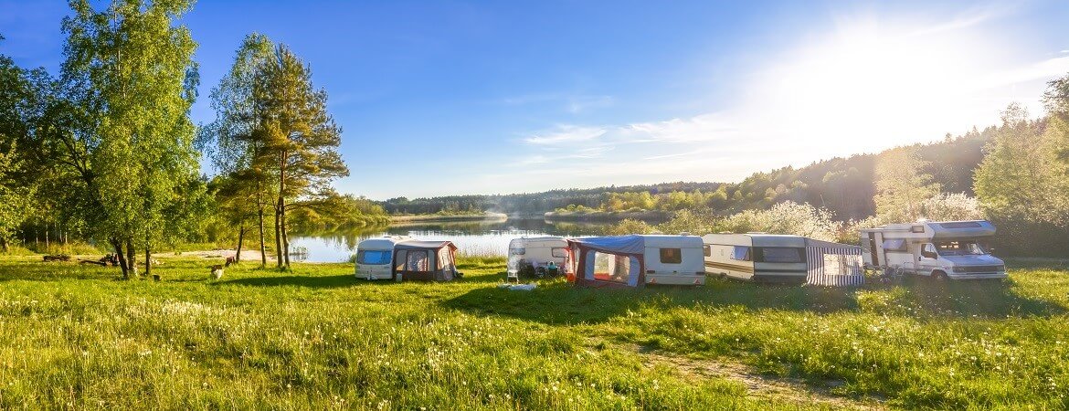 Wohnmobile auf einem Campingplatz am Fluss