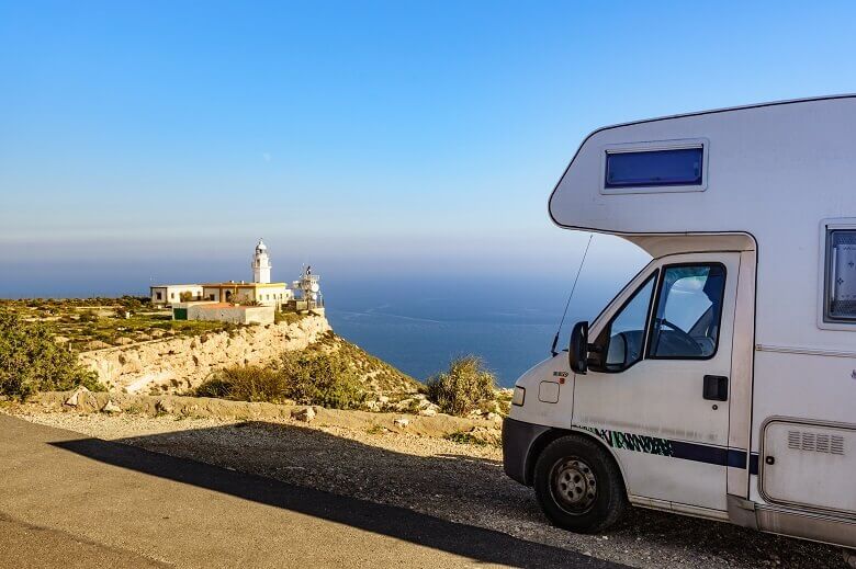 Wohnmobil am Leuchtturm von Mesa Roldán in Andalusien