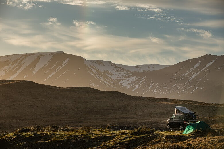 Wohnmobil im Herbst in den schottischen Highlands