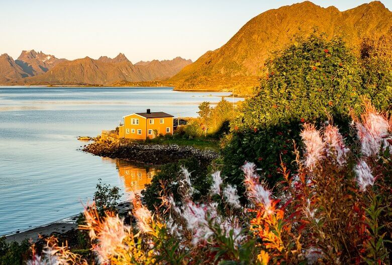 Fischerhütte im Abendlicht auf den Lofoten