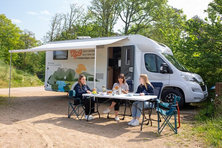Drei Frauen auf einem Campingplatz in den Niederlanden