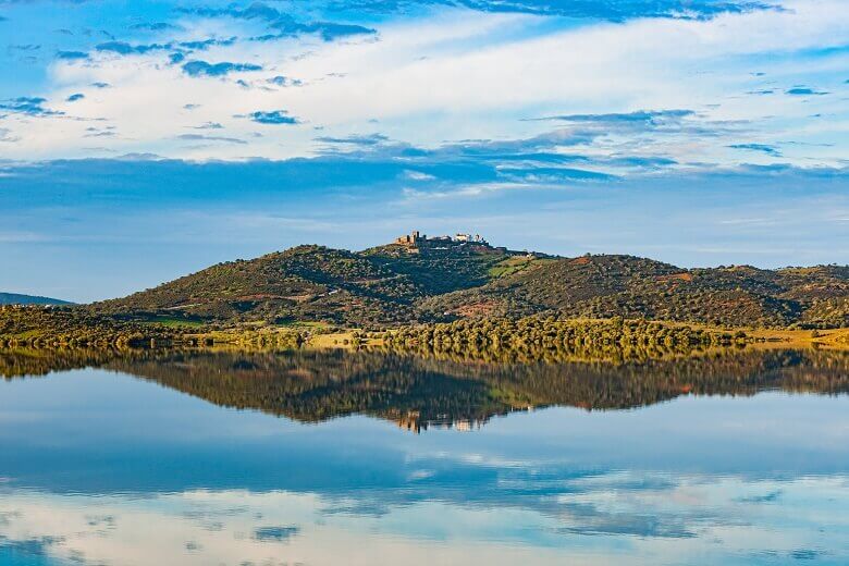 Festung am Fluss Guadiana in der spanischen Region Extremadura