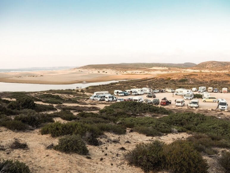 Wohnmobile auf einem portugiesischen Campingplatz am Meer