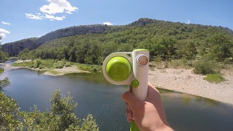 Mobile Kaffeemaschine vor einem See