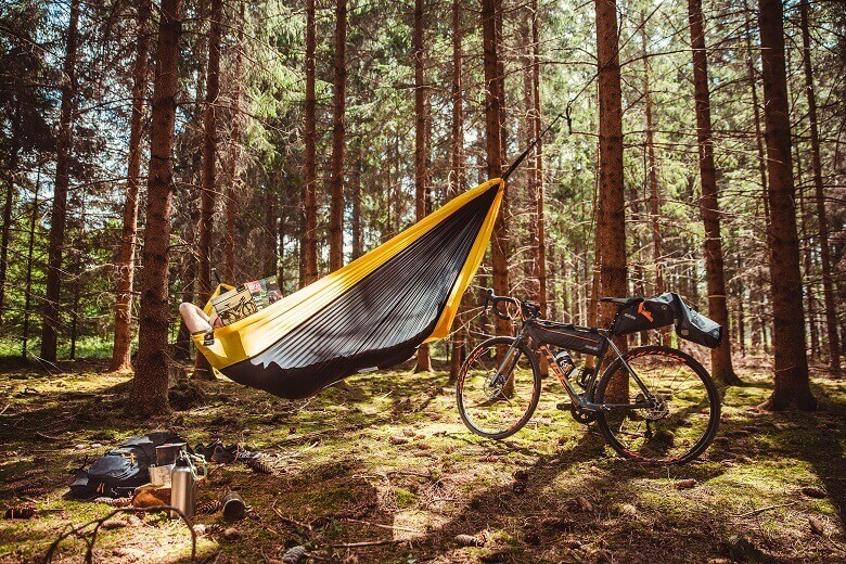 Hängematte in einem Wald