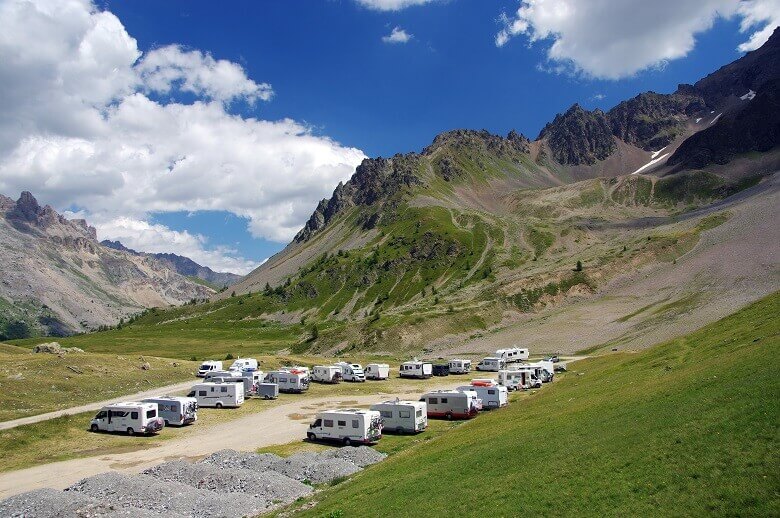 Wohnmobile am Col du Lautaret in den französischen Alpen