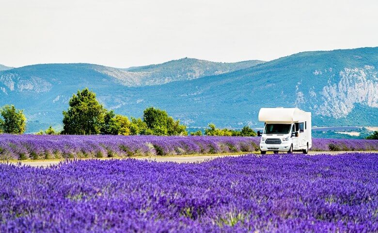 Wohnmobil an den Lavendelfeldern in der Provence