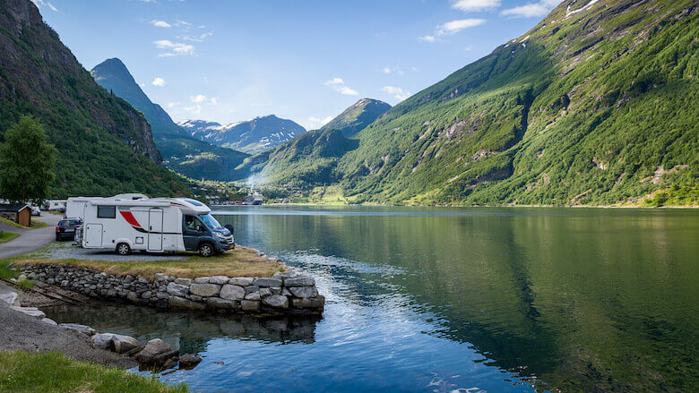 Öko-Camping: Wohnmobil parkt am Geiranger Fjord.