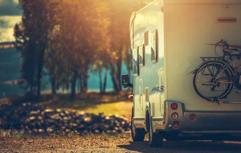 Günstig campen – Camper nehmen ihre Fahrräder mit in den Urlaub.