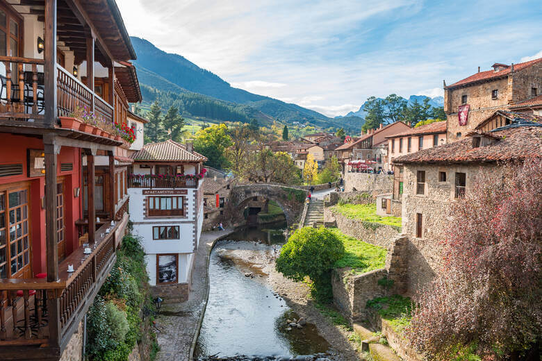 Das Bergdorf Potes in den Picos de Europa, Kantabrien, Spanien