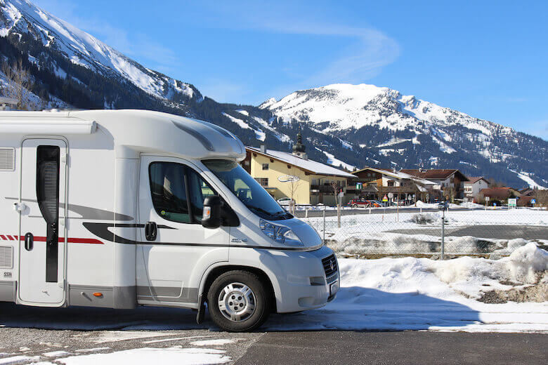 Wohnmobil-Tour planen – Wohnwagen parkt am Ski-Resort