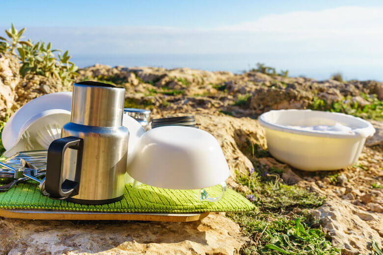 Geschirr mit Schüssel beim Camping