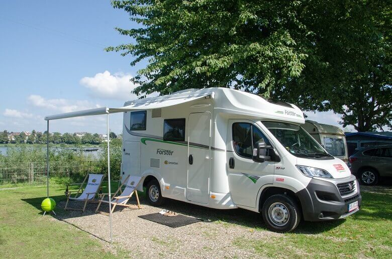 Wohnmobil auf einem Campingplatz am Rhein in Köln