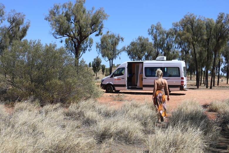 Frau macht eine Camper-Tour durch das Outback von Australien