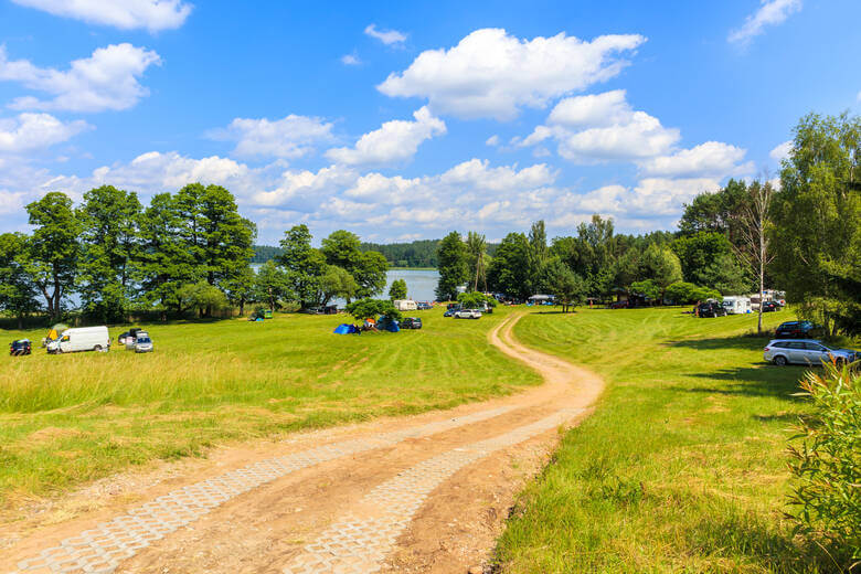 Wohnmobile campen an einem Park an den Masuren in Polen