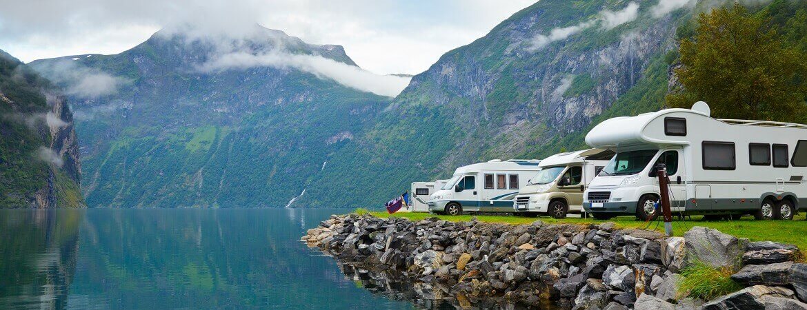 Wohnmobile an einem Fjord in Skandinavien