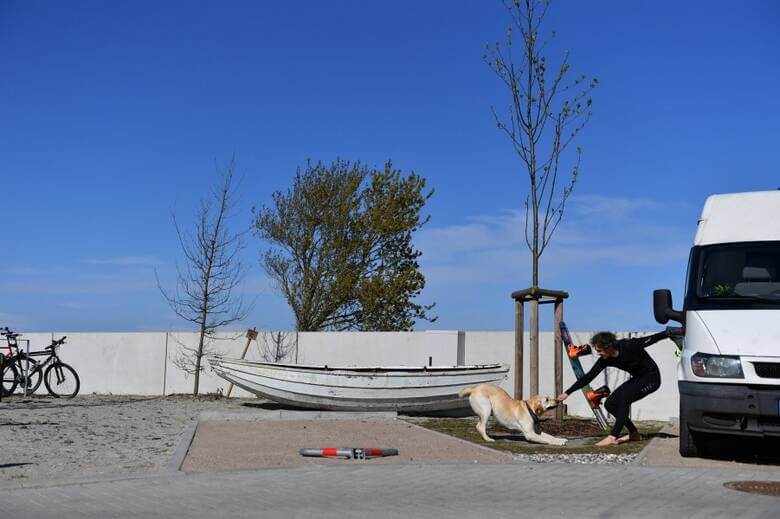 Mann mit Hund auf dem Bulliparkplatz