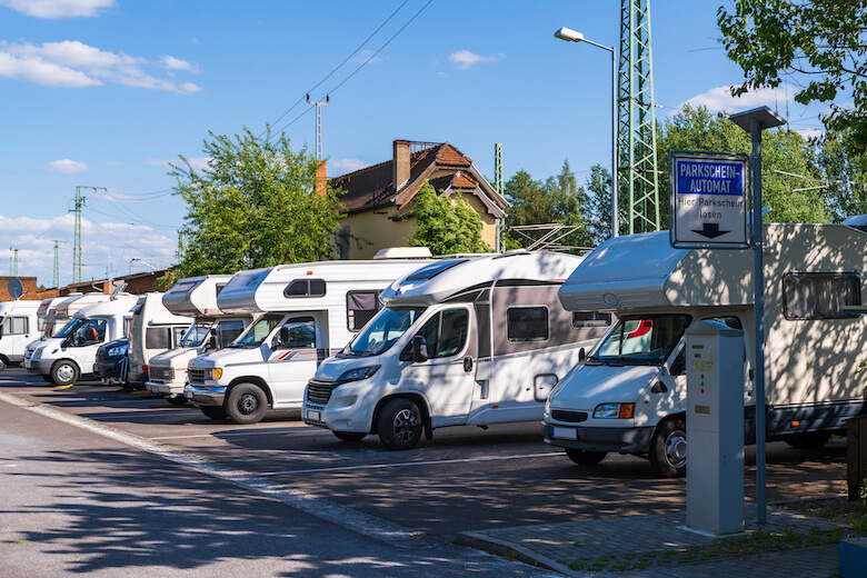 Camping in der Stadt: Wohnmobile stehen auf einem Parkplatz in der Stadt.