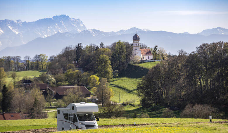 Wohnmobil fährt durch das Alpenvorland in Münsing am Starnberger See