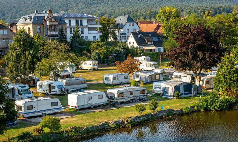 Wohnmobile parken auf einem Campingplatz am Wasser in Mittenberg