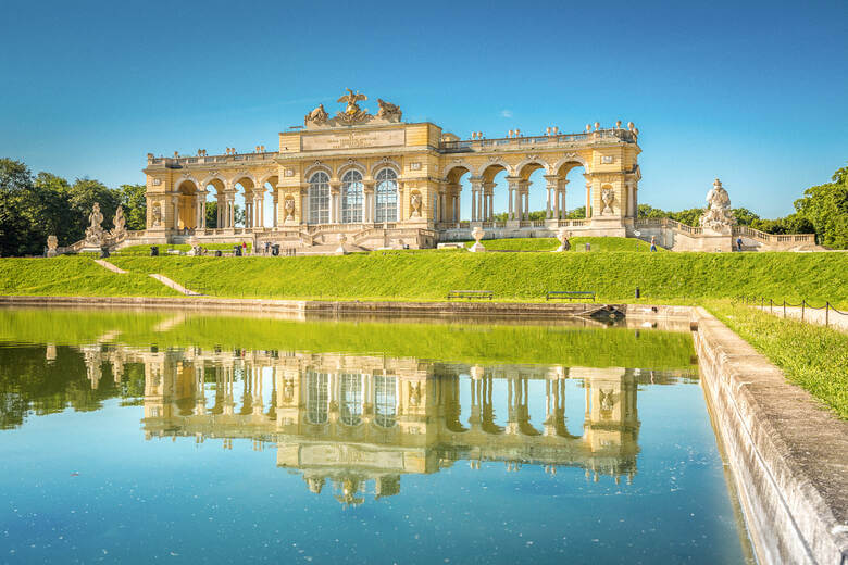 Gloriette Aussichtsterrasse mit See