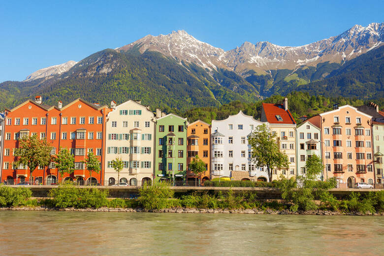 Häuser in Innsbruck vor Inn