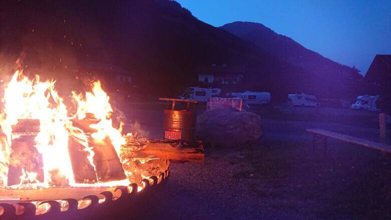 Lagerfeuer am Abend auf einem Campingplatz