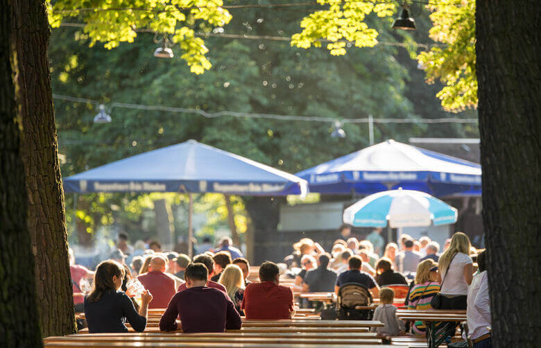 Touristen besuchen einen typisch bayrischen Biergarten