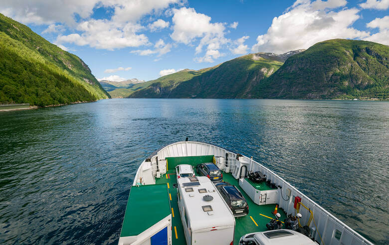 Fähre in Norwegen in einer Fjordlandschaft
