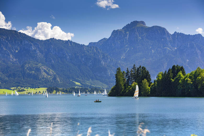 Forggensee im Allgäu mit Tegelberg und Säuling