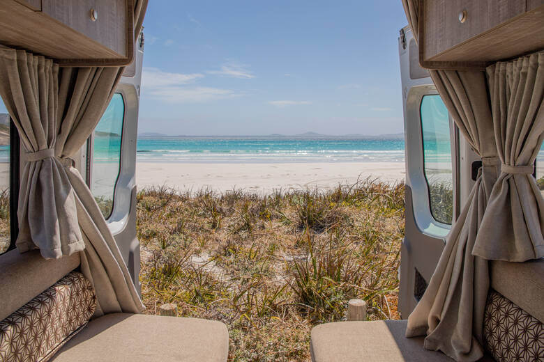 Blick auf dem Camper auf einen Strand in Australien