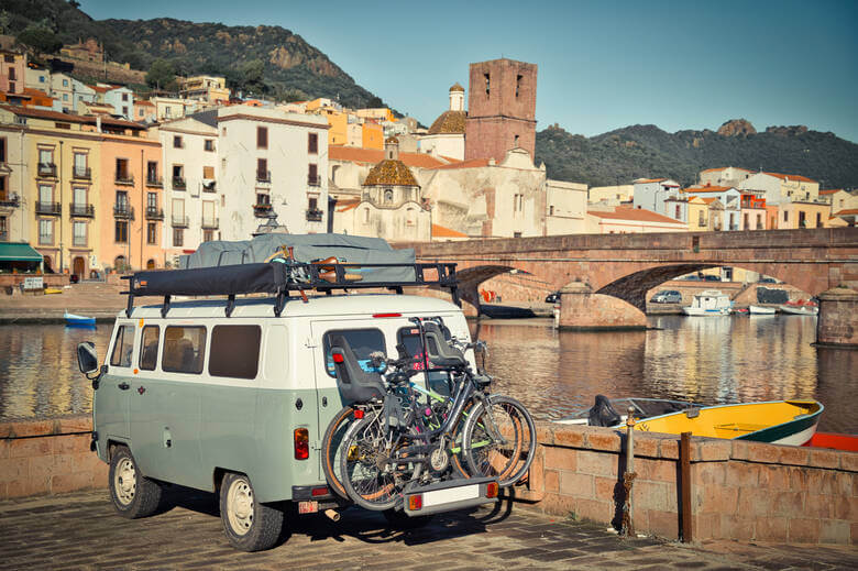 Camper parkt vor der Altstadt von Bosa auf Sardinien