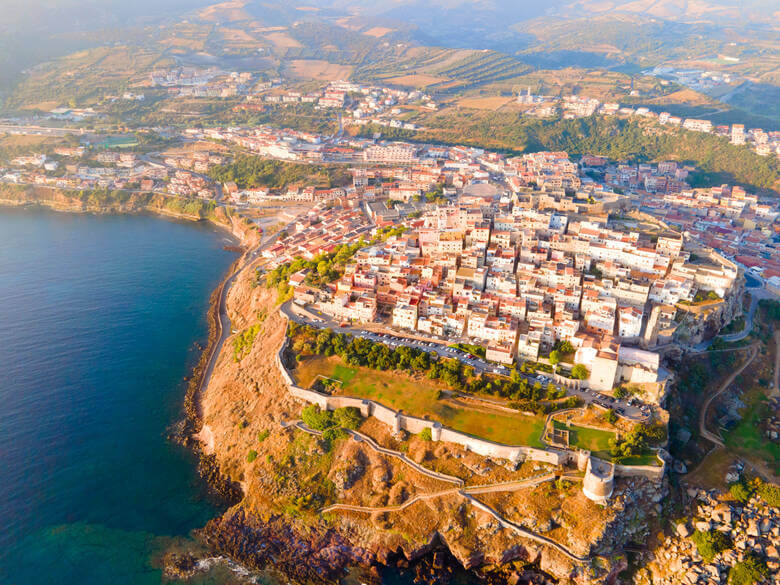 Blick auf die sardische Festung Castelsardo