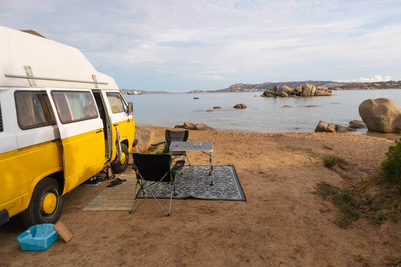 Camper parkt an einem Strand an der Costa Smeralda auf Sardinien