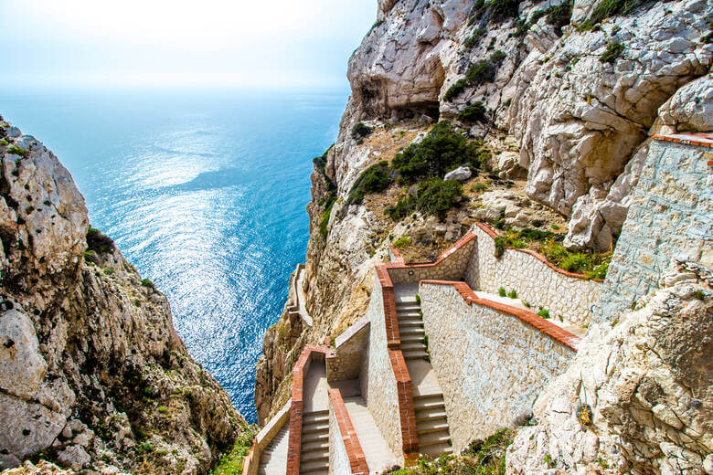 Treppen zur Neptungrotte auf der Insel Sardinien
