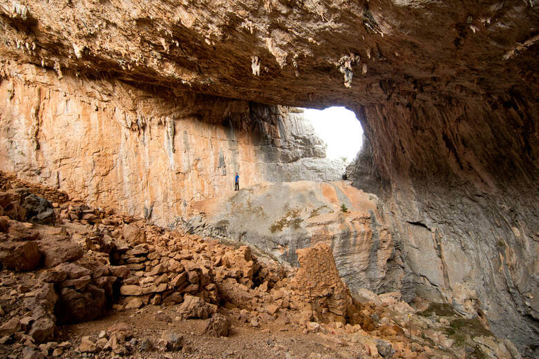 Wanderer in einer Schlucht im Osten von Sardinien