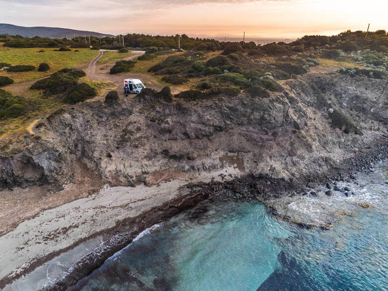 Camper parkt an einer Klippe auf Sardinien