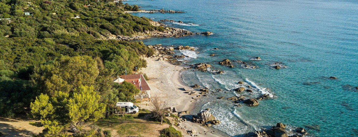 Wohnmobil parkt an einem Strand auf Sardinien