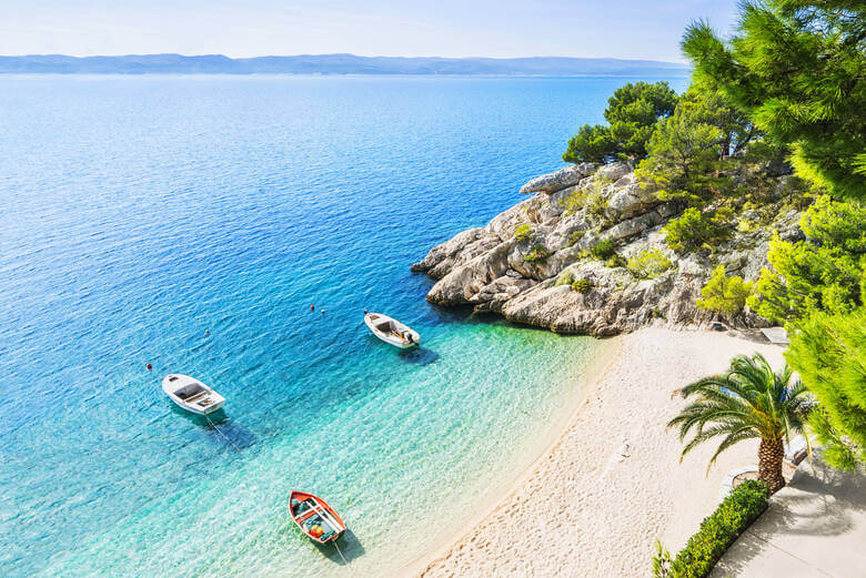 Kleine Boote am Strand von Brela in Kroatien